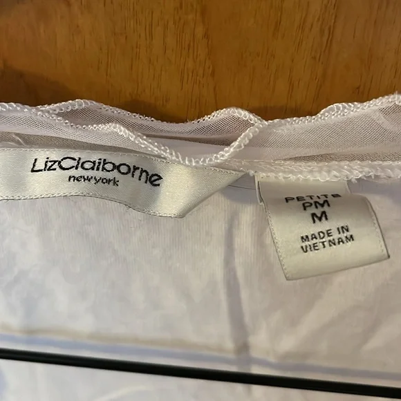 Liz Claiborne White Tee, Petite Medium - Picture 2 of 6